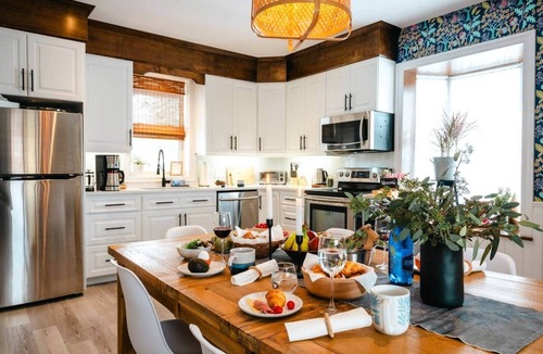 Perth South House | Holiday Getaway - 7mins to Dtwn Theatres, 2KG/1QN, Games, Fire table, Sleeps 8