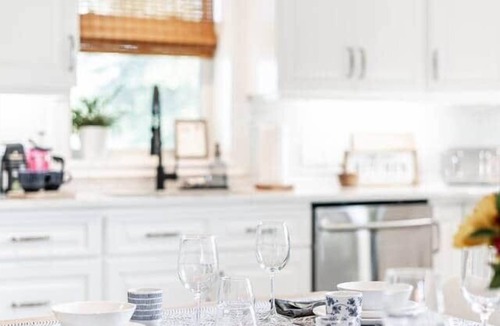 Perth South House | Holiday Getaway - 7mins to Dtwn Theatres, 2KG/1QN, Games, Fire table, Sleeps 8