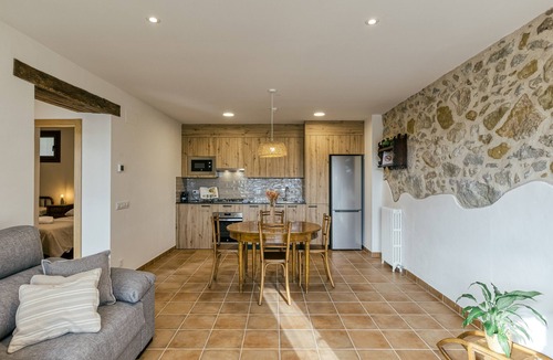 Joanetes House | Holiday Home 'La Cabanya De La Rovira' with Mountain View, Terrace and Wi-Fi