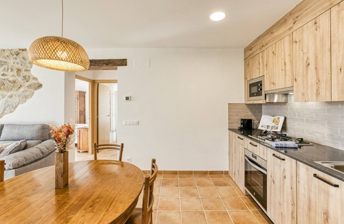 Joanetes House | Holiday Home 'La Cabanya De La Rovira' with Mountain View, Terrace and Wi-Fi