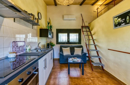 Torroella de Montgri House | Holiday Home 'Castell del Montgrí' with Mountain Views, Pool and Wi-Fi