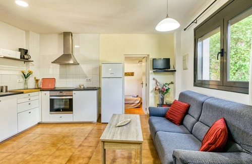 Torroella de Montgri House | Holiday Home 'Castell del Montgrí' with Mountain Views, Pool and Wi-Fi