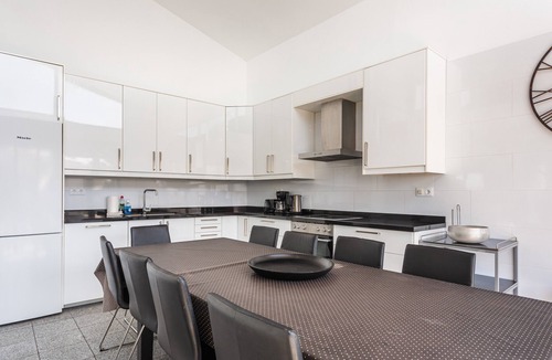 Lloret Blau House | Holiday Home 'Blau' with Sea Views, Wi-Fi and Air Conditioning