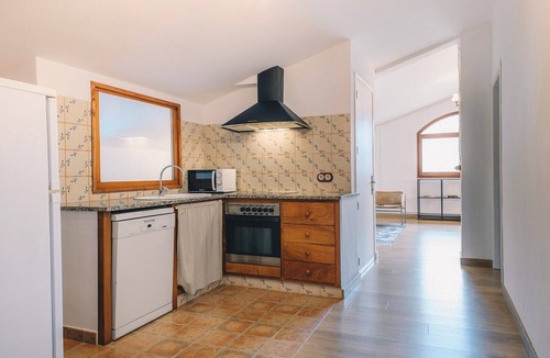 Beguda House | Holiday Home 'Can Blanc - 11 Persones' with Mountain View, Shared Pool and Wi-Fi