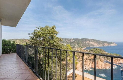 Tamariu House | Holiday Home 'Casa Con Vistas' with Sea View, Private Terrace and Wi-Fi