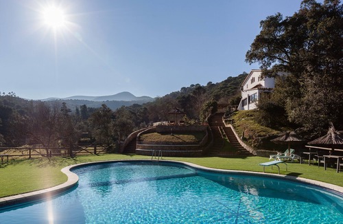 Tordera House | Holiday Home "Mas del Gall - Casa Nova" with Mountain Views, Pool, Garden and Wi-Fi