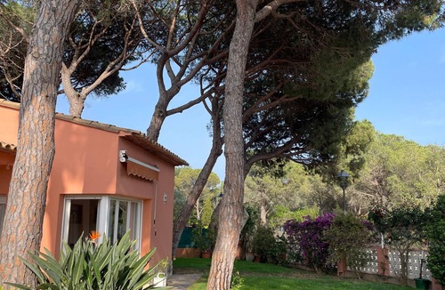 Mont-Ras House | Holiday Home 'Rocaclara' with Private Pool, Garden, and Wi-Fi