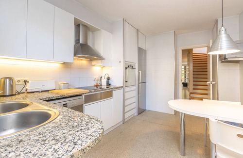 Banyoles House | Holiday Home 'Siker' with Private Terrace and Wi-Fi