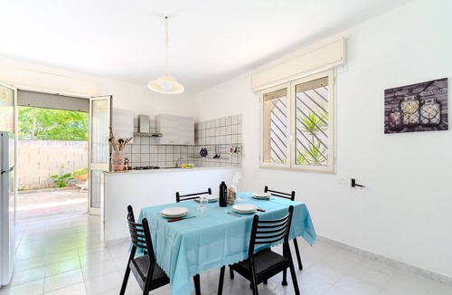 Torre Castiglione House | Holiday Home 'Villa Ottavia' with Private Terrace, Wi-Fi and Air Conditioning
