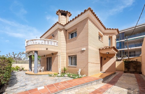 Vilafortuny House | Holiday Home 'Villa Jordi Y Nuri' with Private Terrace, Wi-Fi and Air Conditioning