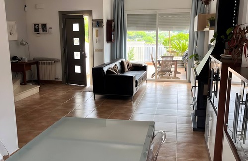 Sant Pol De Mar House | Holiday Home 'Your Pet-friendly Home In Sant Pol' with Sea View, Wi-Fi and Air Conditioning