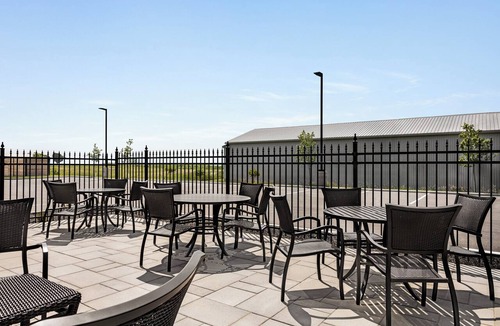 Strathroy Hotel | Holiday Inn Express Strathroy by IHG