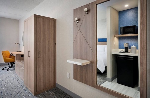 Hamilton Hotel | Holiday Inn Express Hamilton Upper James by IHG