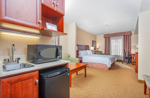 Bowmanville Hotel | Holiday Inn Express Hotel & Suites CLARINGTON - BOWMANVILLE by IHG