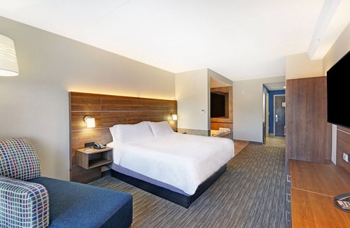 Woodstock Hotel | Holiday Inn Express & Suites Woodstock South by IHG
