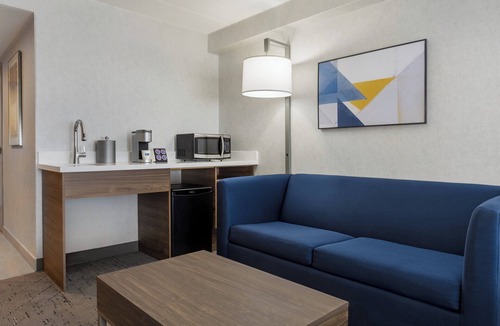 Industrial Park Hotel | Holiday Inn Express & Suites Ottawa East - Orleans by IHG