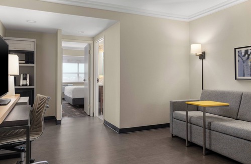 Oakville Hotel | Holiday Inn Hotel & Suites Oakville @ Bronte by IHG