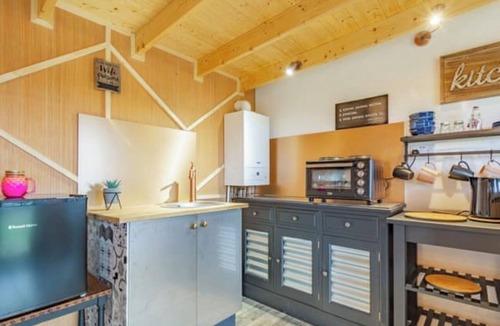 Sutton Valence Cabin | Holly’s hidden hideaway is the perfect couples retreat - Hot tub, rural , calm