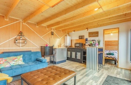 Sutton Valence Cabin | Holly’s hidden hideaway is the perfect couples retreat - Hot tub, rural , calm