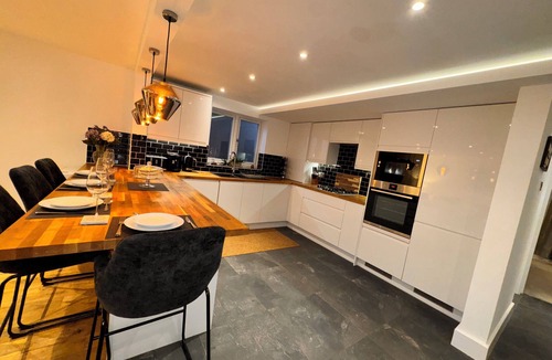 St Albans Apartment | Home from home, Mid - long stays. Modern, cosy and comfy!