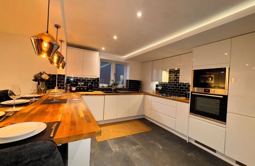 St Albans Apartment | Home from home, Mid - long stays. Modern, cosy and comfy!