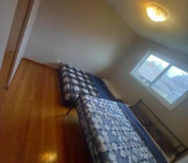 Kitchener House | Homestay Near Victoria Park- FREE WIFI & PARKING-TOP LOCATION