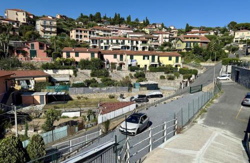 Imperia Apartment | HOST4U - Nuovo Appartamento con Ingresso Indipendente e Parcheggio Privato - Villa Catocce