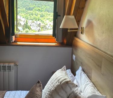 Unha House | Hostal Escuils