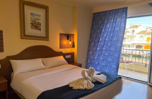 Empuriabrava Hotel | Hotel Portofino by InsideHome