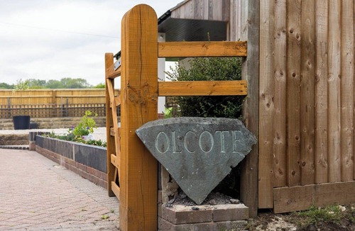 Checkendon House | House Sleeps 10 With Enclosed Garden