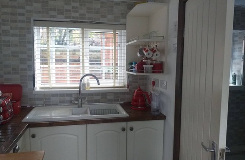 Hull Cottage | House - Sleeps 2, pet friendly & free parking