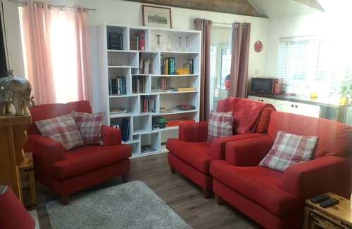 Hull Cottage | House - Sleeps 2, pet friendly & free parking