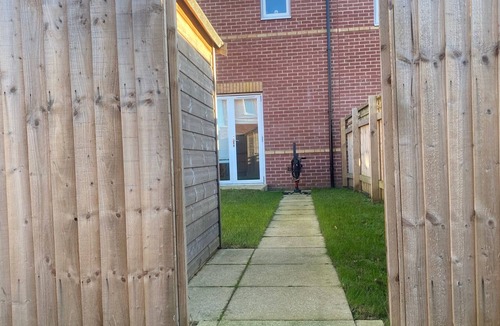 Kirk Sandall House | House Sleeps 6 with Garden and Parking
