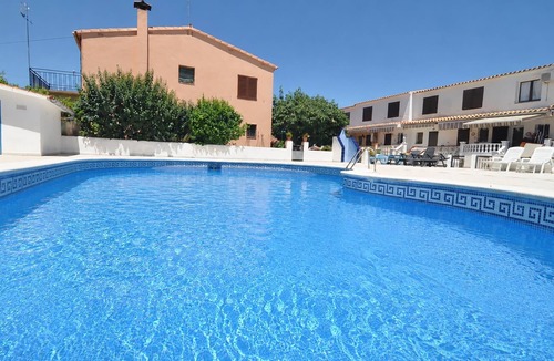 L'Escala Villa | House with community pool and car parking