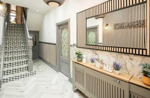 Leyton Apartment | Huge 6 Beds House in Zone 2 London-MobileRateOffers-Families-Leisure-Parking-WiFi-PoolTable-Netflix-Sleeps15!
