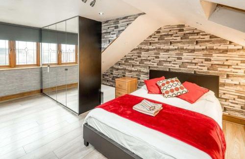 Leyton Apartment | Huge 6 Beds House in Zone 2 London-MobileRateOffers-Families-Leisure-Parking-WiFi-PoolTable-Netflix-Sleeps15!