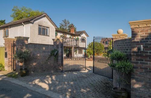 Howlett End Villa | Huge 8 Bed Manor House with Hot Tub, Cinema Room, Games Room