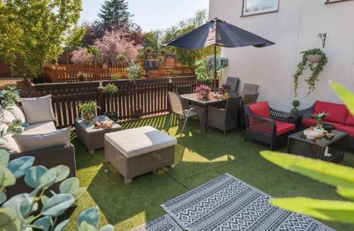 Howlett End Villa | Huge 8 Bed Manor House with Hot Tub, Cinema Room, Games Room