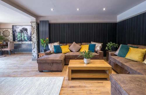 Howlett End Villa | Huge 8 Bed Manor House with Hot Tub, Cinema Room, Games Room