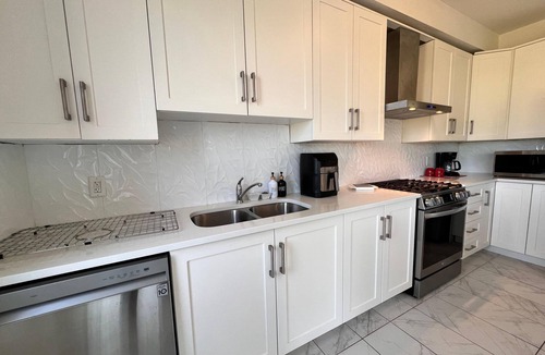 Ayr House | Huge Home/9 Beds 3.5 WR/Sleeps 20+/75"TV/Reunions/Events/Main floor Bedroom