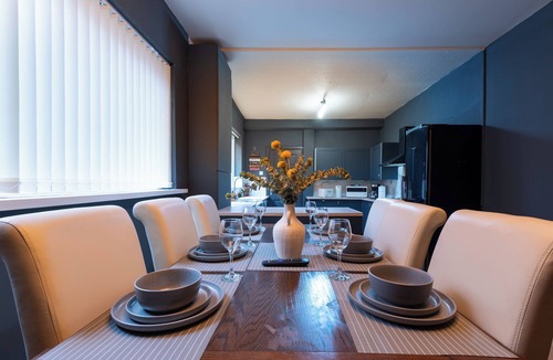 Hull House | Hull Largest 5BR Home Parking Garden & Games Area