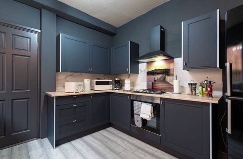 Hull House | Hull Largest 5BR Home Parking Garden & Games Area