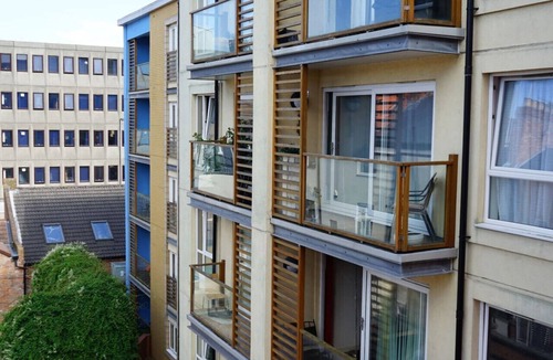 Hull Old Town Apartment | Hullidays》The Sawmill Suite