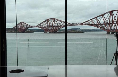 South Queensferry Apartment | Iconic beachfront appt - 3 bed on High the Street