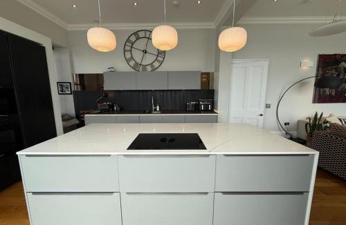 South Queensferry Apartment | Iconic beachfront appt - 3 bed on High the Street