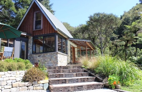 Parapara Cottage | Idyllic river side retreat