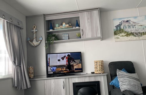 Clacton-on-Sea Ski Chalet | Immaculate 2-Bed Caravan in Clacton-on-Sea