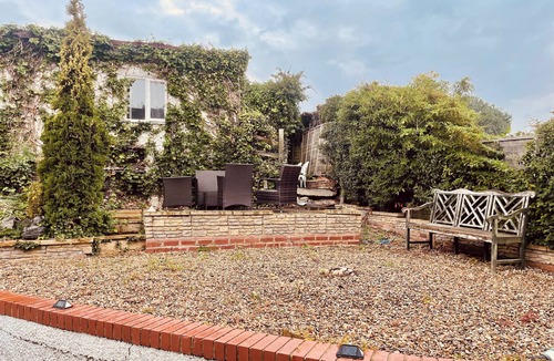 Cuffley House | Immaculate 2-Bed House in Potters Bar