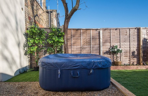 Cann Hall House | Immaculate 2-Bed House in London
