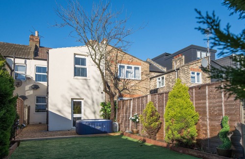 Cann Hall House | Immaculate 2-Bed House in London